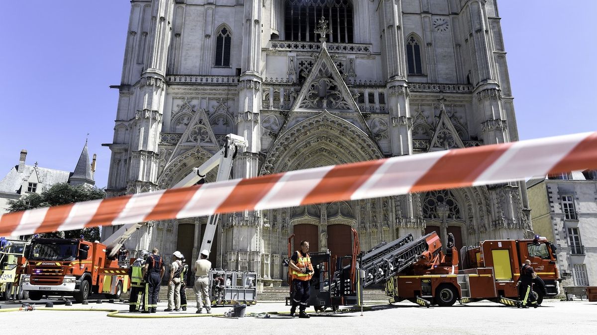Požár katedrály v Nantes: Policie dál zkoumá příčinu požáru, zadrženého propustili